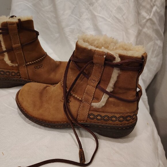UGG Cove Brown Sheepskin Lined Leather Winter Laceup Ankle Boots 6 - Picture 2 of 7